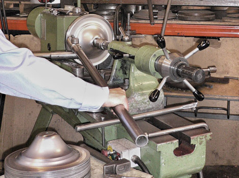 Travail manuel sur un tour à repousser
